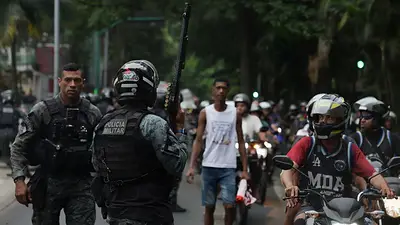 Familias se congregan en morgue de Brasil en búsqueda de respuestas tras redadas policiales mortales Familias se congregan en morgue de Brasil en búsqueda de respuestas tras redadas policiales mortales
