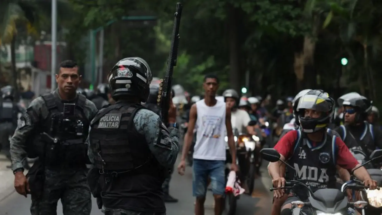 Familias se congregan en morgue de Brasil en búsqueda de respuestas tras redadas policiales mortales