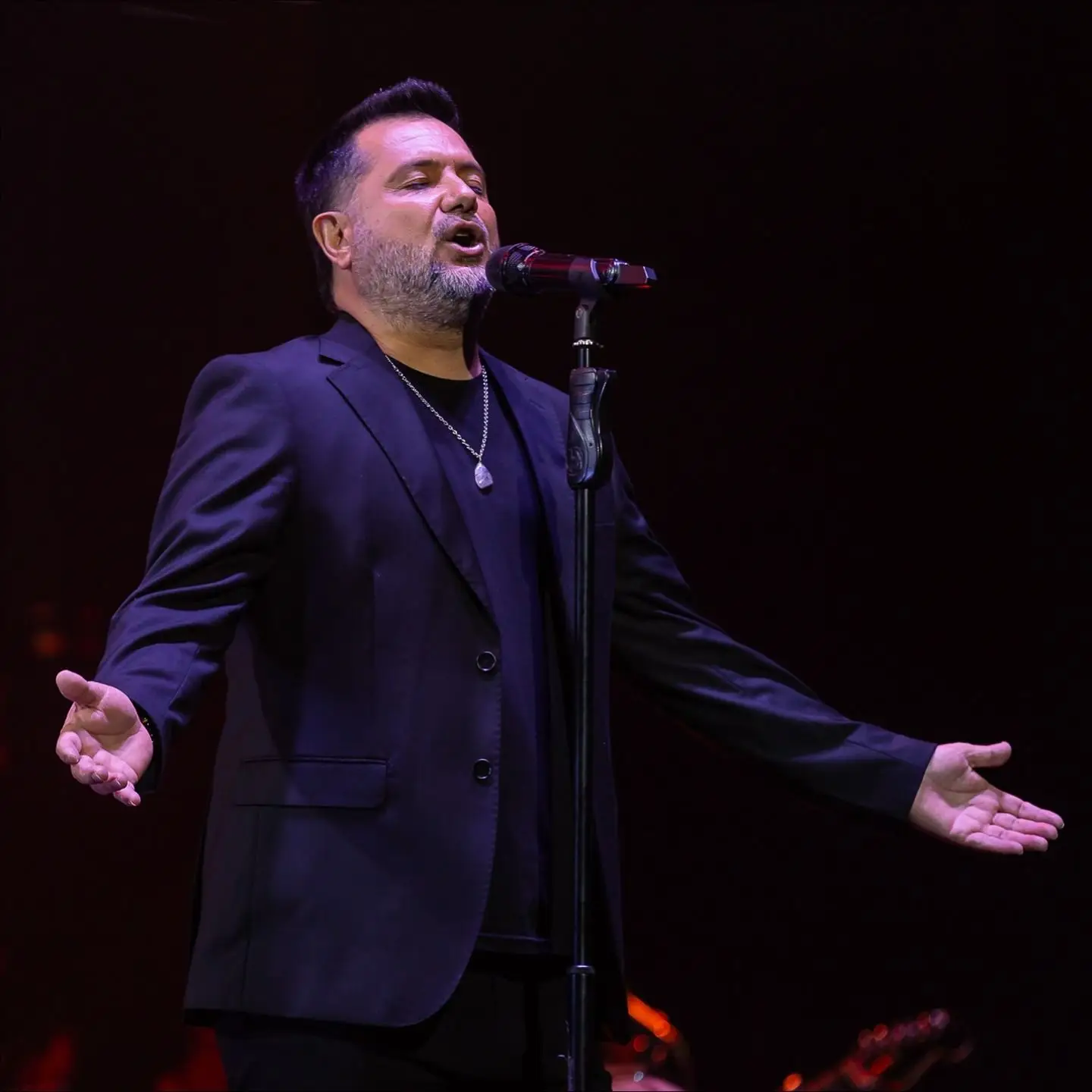 Jorge Rojas cantando