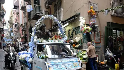 Estatua de Maradona recorre Nápoles en recuerdo del astro argentino Estatua de Maradona recorre Nápoles en recuerdo del astro argentino