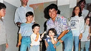 De "la Nona" a Maradona: la historia del influencer que encontró una foto con Diego después de 30 años