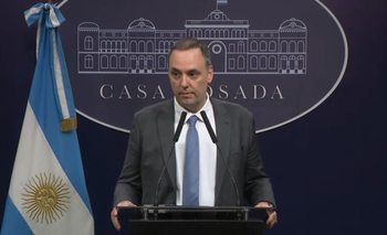 Papelón de Adorni: no contestó denuncias y se fue enojado | Casa rosada 