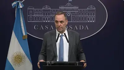 Papelón de Adorni: no contestó denuncias y se fue enojado Papelón de Adorni: no contestó denuncias y se fue enojado