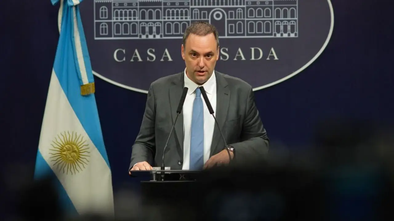 Presentaron una denuncia penal contra Adorni: lo acusan de "omisión maliciosa"