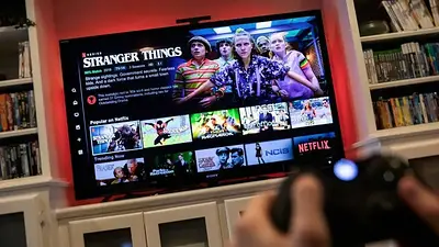 Manos con control remoto y televisor con Netflix Manos con control remoto y televisor con Netflix
