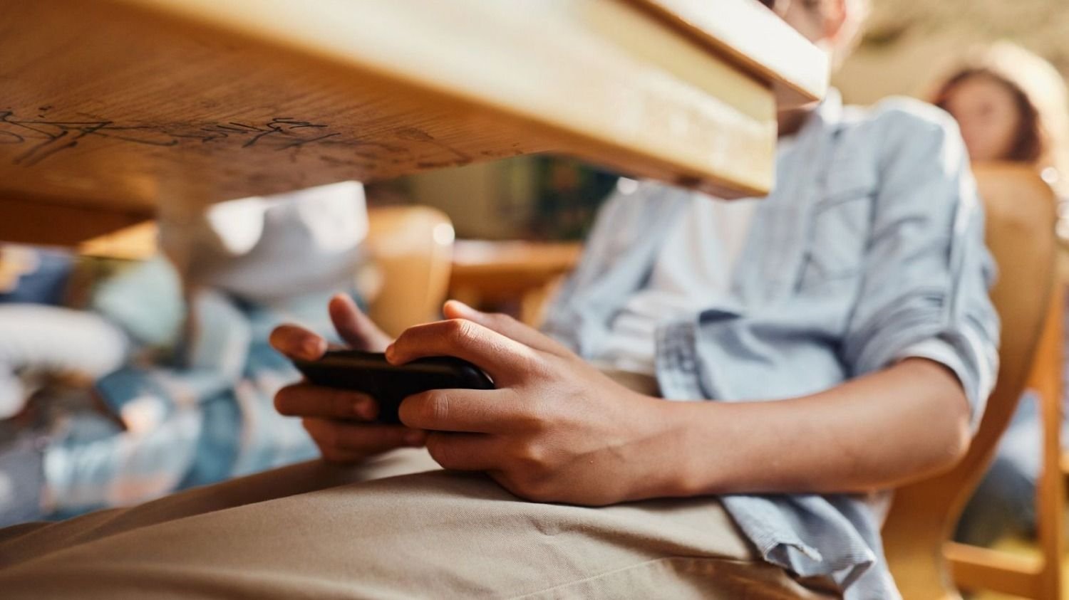 Impulsada por Quintela, La Rioja sancionó una ley para regular el uso de celulares en las escuelas