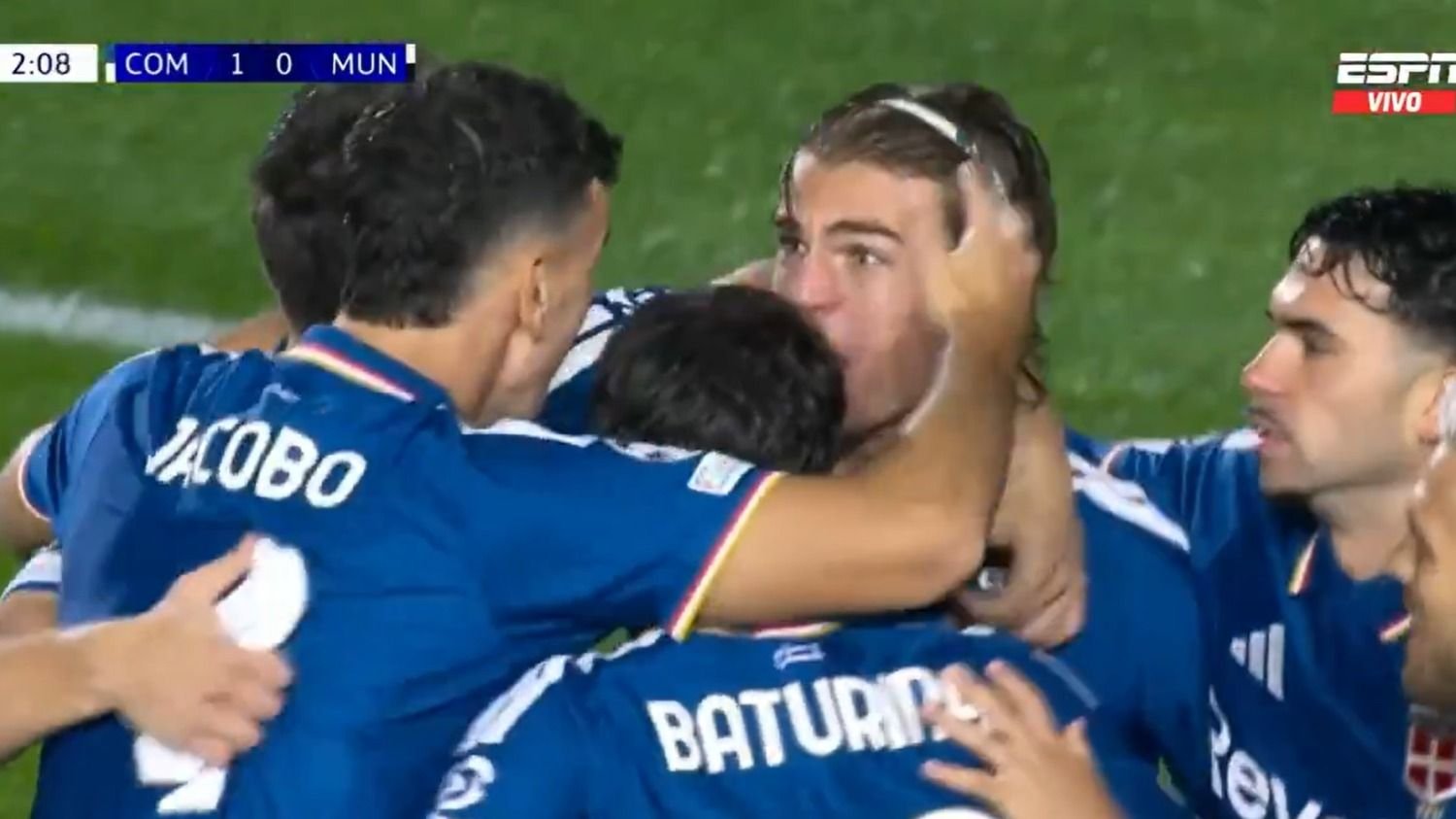 Golazo de Nico Paz en Como vs. Manchester United por Champions League: zurdazo al ángulo bajo la lluvia