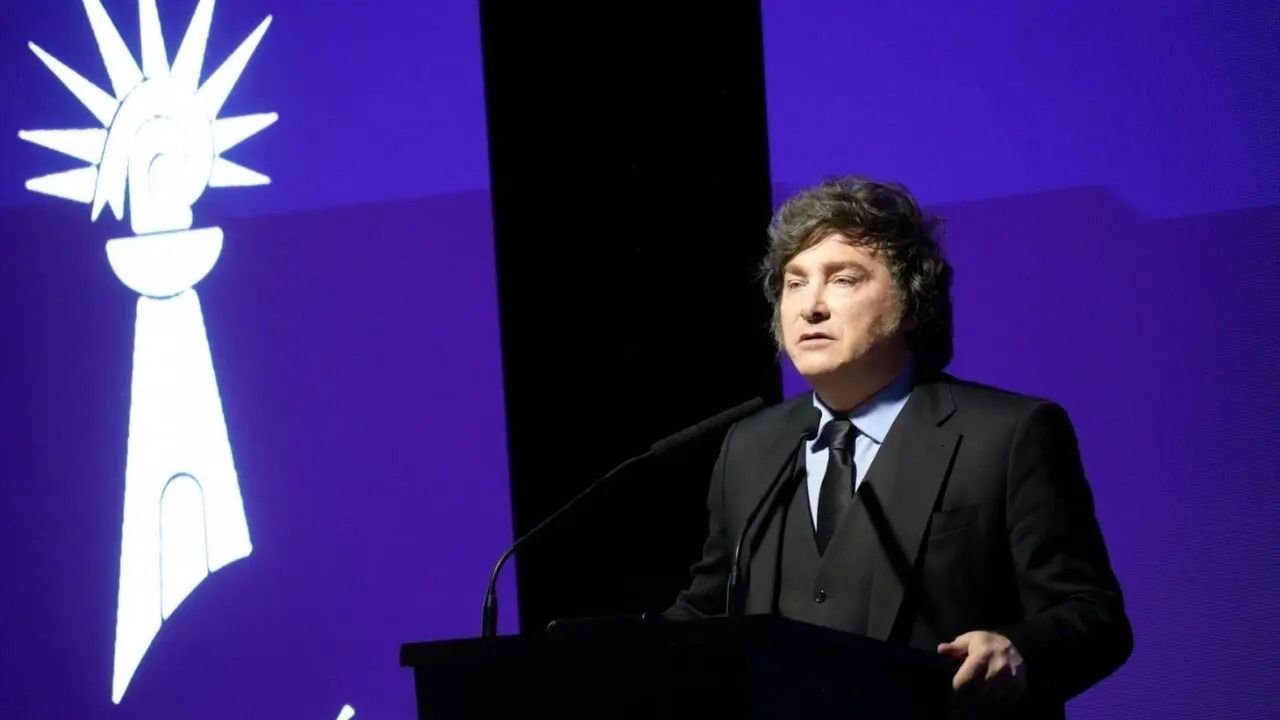 Fuerte repudio contra Milei por pedir "hoguera" para periodistas