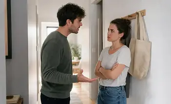 ¿Por qué las personas se cruzan de brazos? El gesto que no siempre indica enfado | Psicología