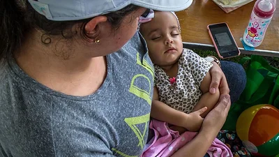 Madre e hija en brazos. Madre e hija en brazos.