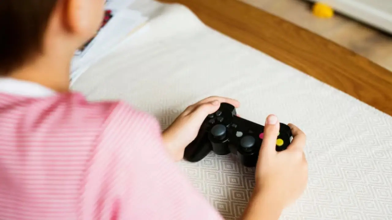 Persona juega videojuegos con joystick como parte de una rutina de tiempo libre