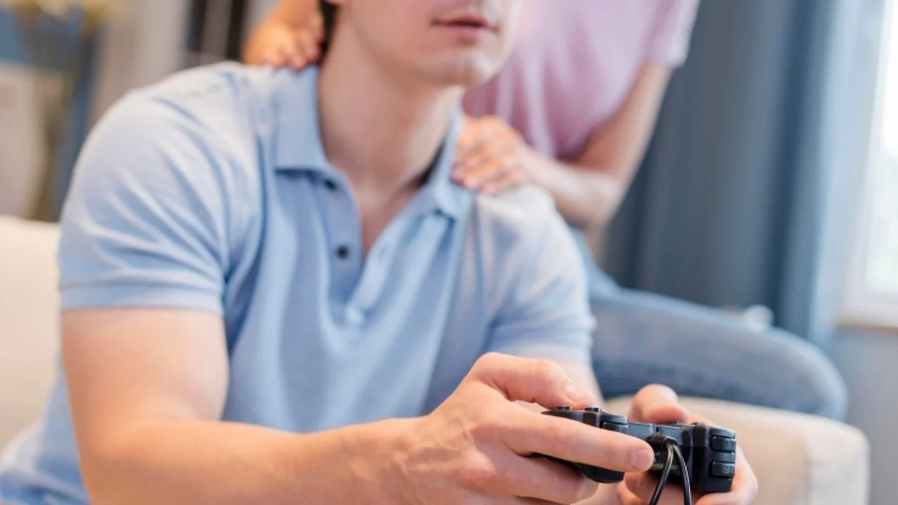 Persona juega con un joystick como parte de sus primeros pasos en videojuegos