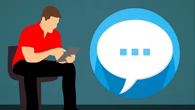 Persona conversa por Internet mediante una sala de chat Persona conversa por Internet mediante una sala de chat