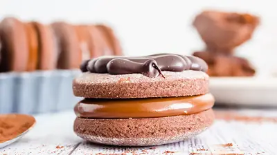 alfajor. alfajor.