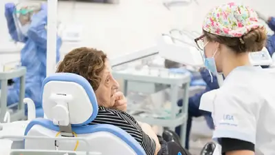 Jubilado en el dentista. Jubilado en el dentista.