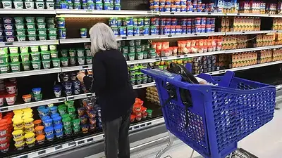 Jubilada en el supermercado. Jubilada en el supermercado.