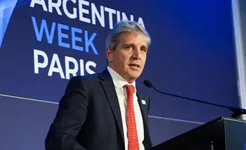 Argentina en venta: Caputo impulsó el “pasaporte de oro” para millonarios en París | Argentina week