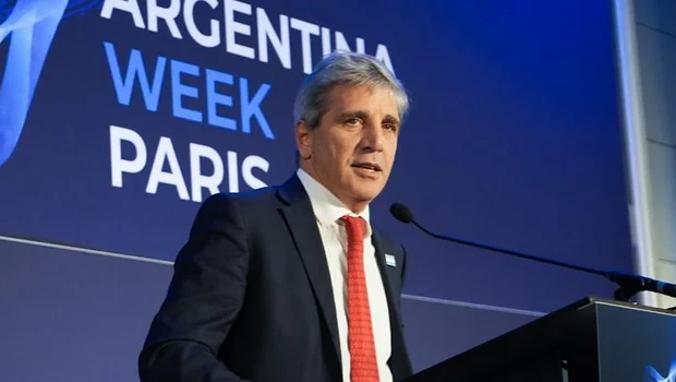 Argentina en venta: Caputo impulsó el “pasaporte de oro” para millonarios en París | Argentina week