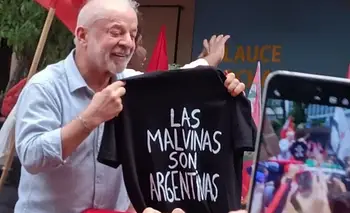 Fuerte gesto: Lula cierra su campaña con la bandera de "Las Malvinas son argentinas" | Luiz inácio lula da silva