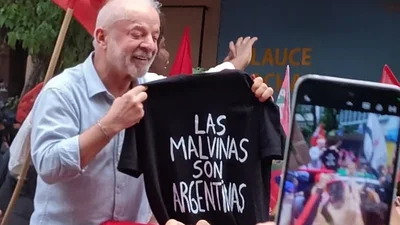 Fuerte gesto: Lula cierra su campaña con la bandera de "Las Malvinas son argentinas" Fuerte gesto: Lula cierra su campaña con la bandera de "Las Malvinas son argentinas"
