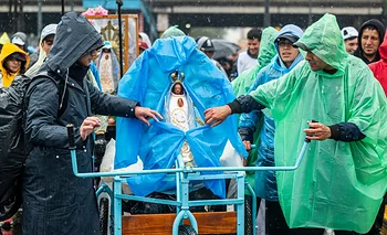 Peregrinación a Luján: los fieles avanzan desde Liniers con la imagen de la Virgen | En medio de la lluvia 