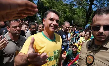 Flávio Bolsonaro cerró la campaña con críticas a la Justicia y gestos religiosos | Elecciones en brasil