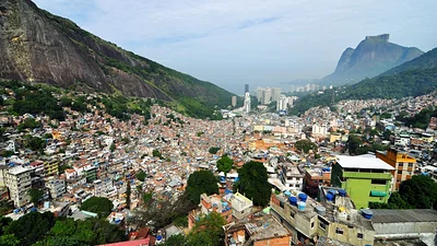 En la Rocinha, la mayor favela de Brasil, las filas para votar superan 1,5 km En la Rocinha, la mayor favela de Brasil, las filas para votar superan 1,5 km