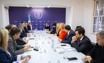 ¿Nuevo Feriado por el Papa? El pedido de PBA a Javier Milei y Jorge Macri | Papa león xiv