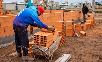 La construcción se movilizará contra Milei por la caída de la obra pública | Construcción