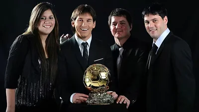 Matías, Rodrigo y María Sol, los hermanos bajo perfil de Messi que acompañarán al capitán en su despedida. Matías, Rodrigo y María Sol, los hermanos bajo perfil de Messi que acompañarán al capitán en su despedida.