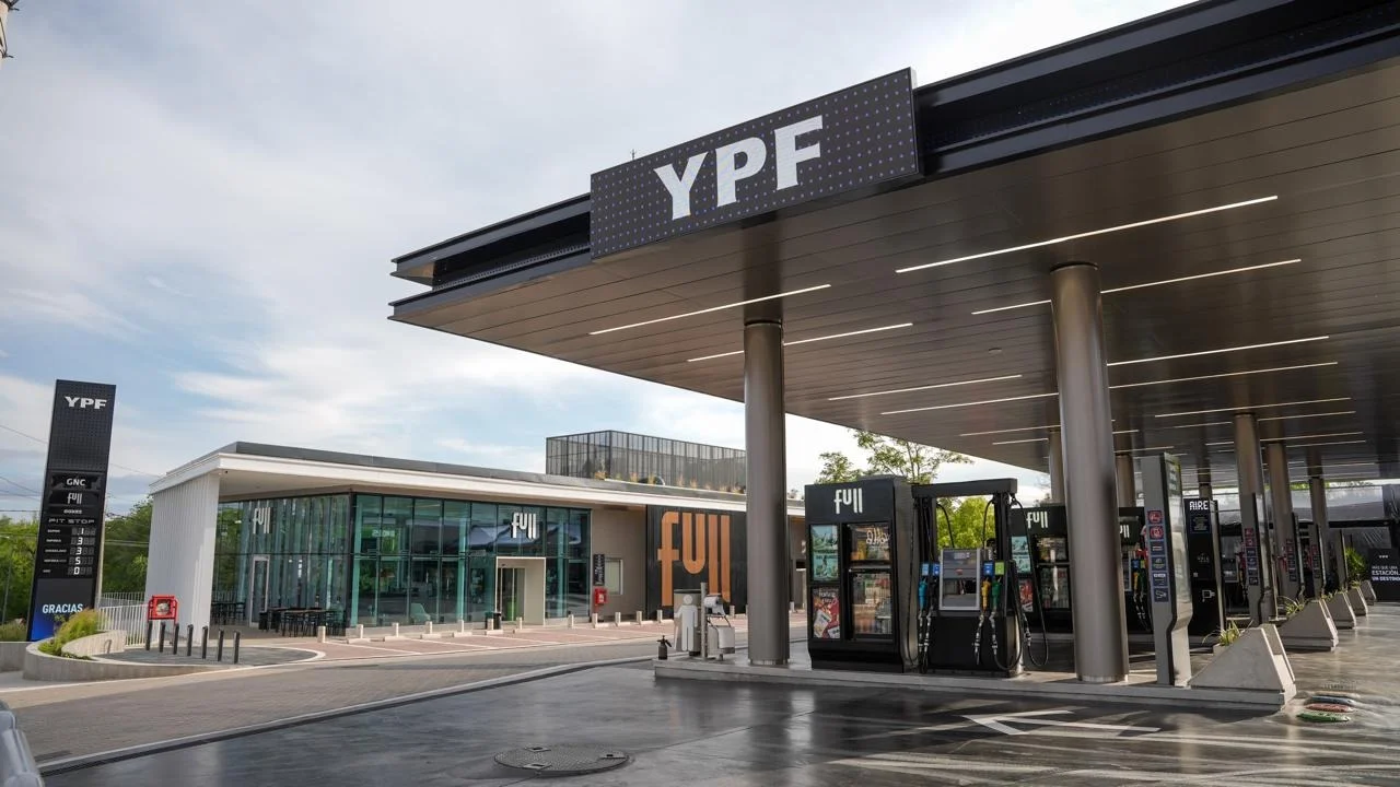 Nueva estación YPF Black inaugurada en Córdoba frente al puente de Villa Warcalde