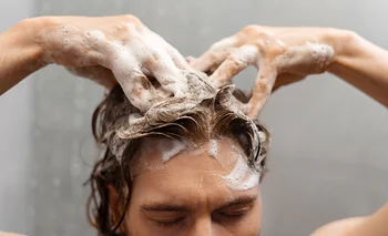 Acondicionador antes del shampoo: la técnica del lavado al revés para un pelo más liviano | Cuidado capilar