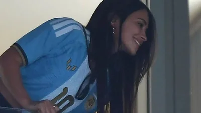 El look simple, cómodo y albiceleste de Antonela Roccuzzo para la despedida de Messi. El look simple, cómodo y albiceleste de Antonela Roccuzzo para la despedida de Messi.
