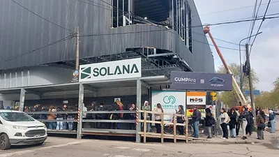 Cinco cuadras de fila y acampe para conseguir trabajo: el drama de la búsqueda laboral en Mar del Plata Cinco cuadras de fila y acampe para conseguir trabajo: el drama de la búsqueda laboral en Mar del Plata