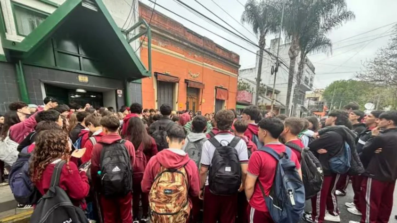 Lomas de Zamora: allanaron la casa de tres adolescentes por las fotos creadas con IA sobre compañeras de escuela