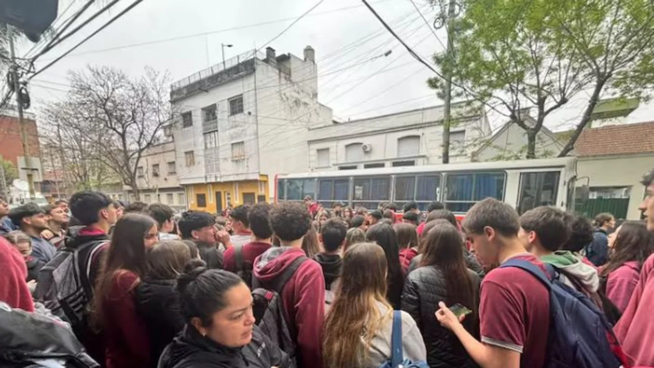 Imputaron a dos alumnos tras la denuncia por generar fotos de compañeras con IA: qué se sabe hasta ahora