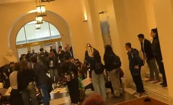 Protesta de estudiantes en el Palacio Pizzurno: "No podemos seguir esperando" | Conflicto universitario