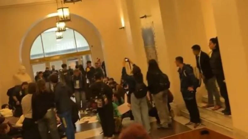 Protesta de estudiantes en el Palacio Pizzurno: "No podemos seguir esperando" | Conflicto universitario