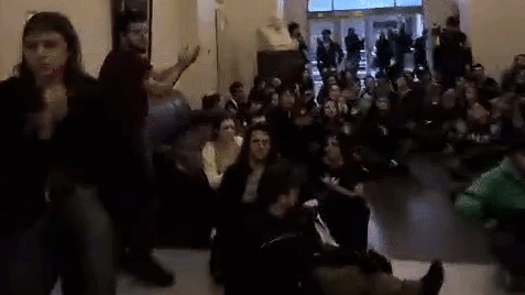 Conflicto universitario: tras la protesta por el cumplimiento de la ley, el Gobierno echó a los estudiantes a "empujones"