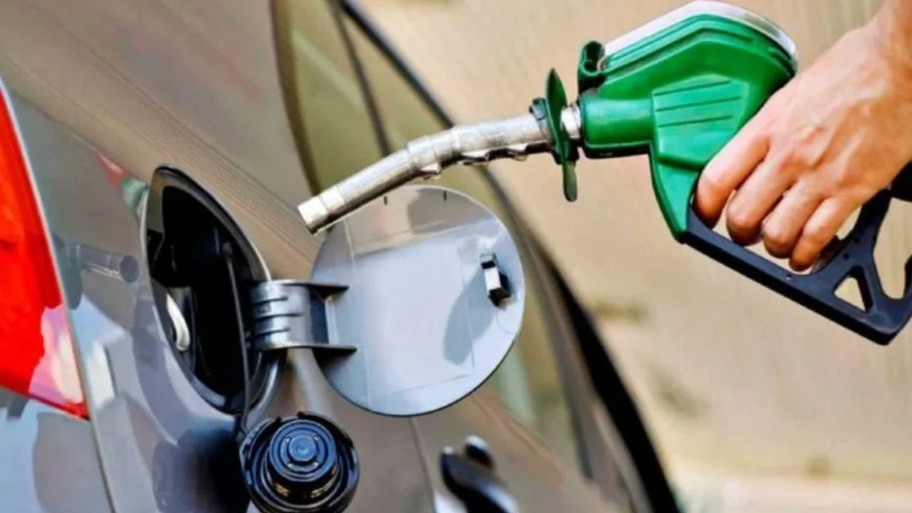 Cuánto aumentaron la nafta y el gasoil durante la era Milei