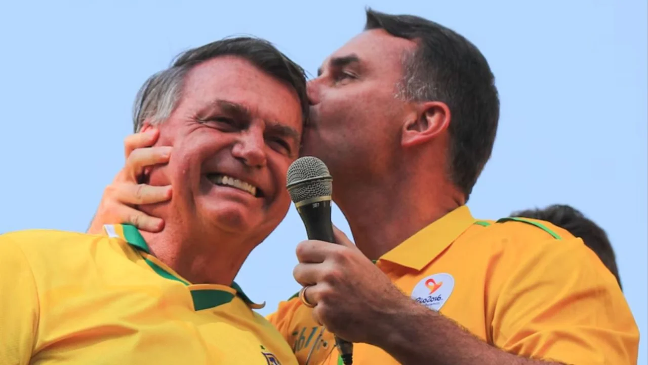 Flávio Bolsonaro y Jair Bolsonaro.
