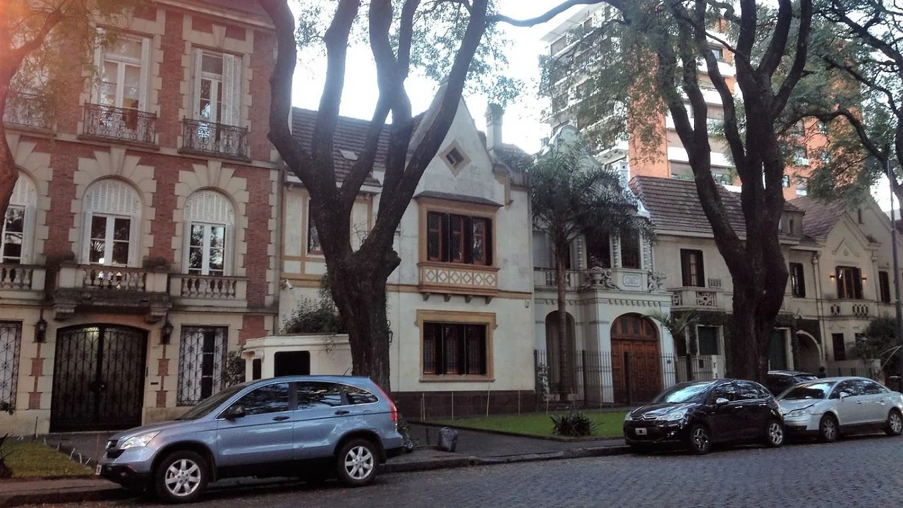 La esquina de Buenos Aires que parece Londres: casonas, calles arboladas y una librería histórica.