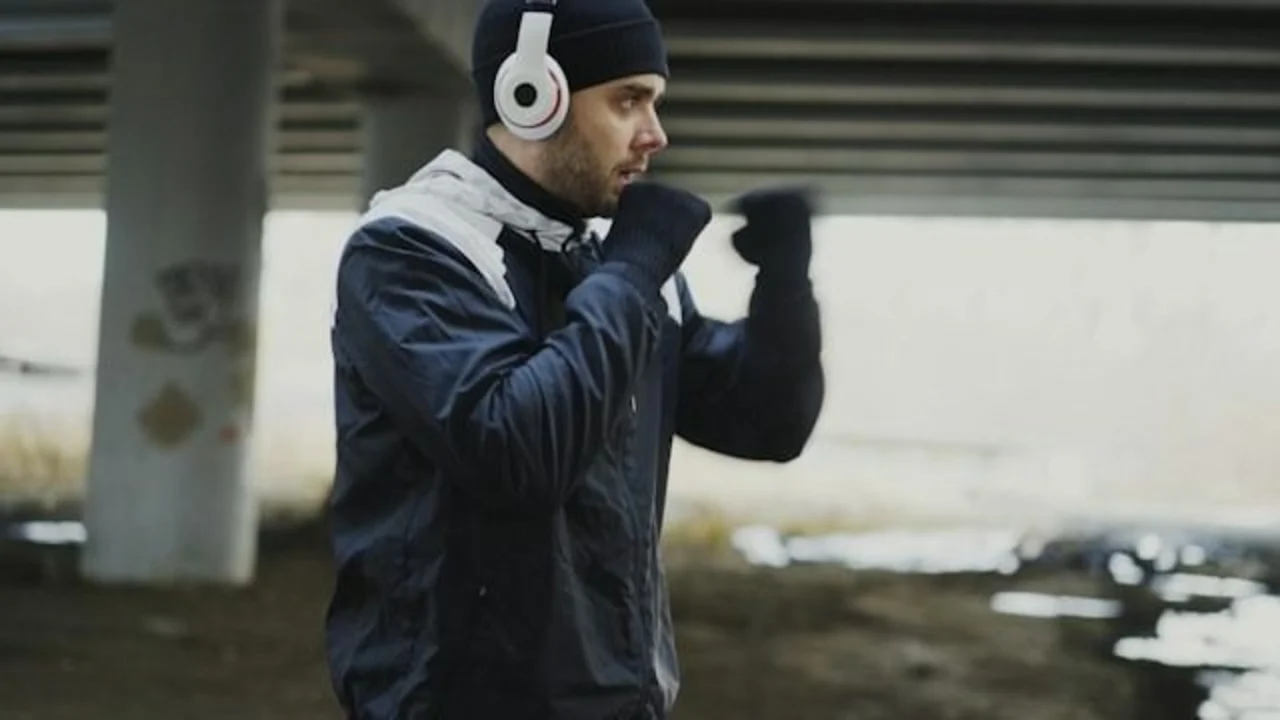 Hombre entrena con auriculares mientras realiza actividad física al aire libre