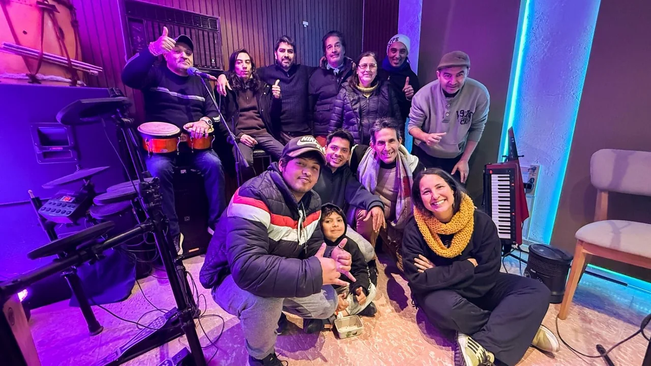 Del neuropsiquiátrico a Spotify y la cantante que llegó a Nueva York con su música: el proyecto que fomenta la salud mental en comunidad