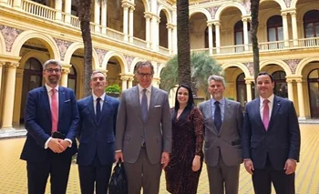Denuncian que el Gobierno fue asesorado por un estudio británico con prontuario: "Lavado" | Pasaporte