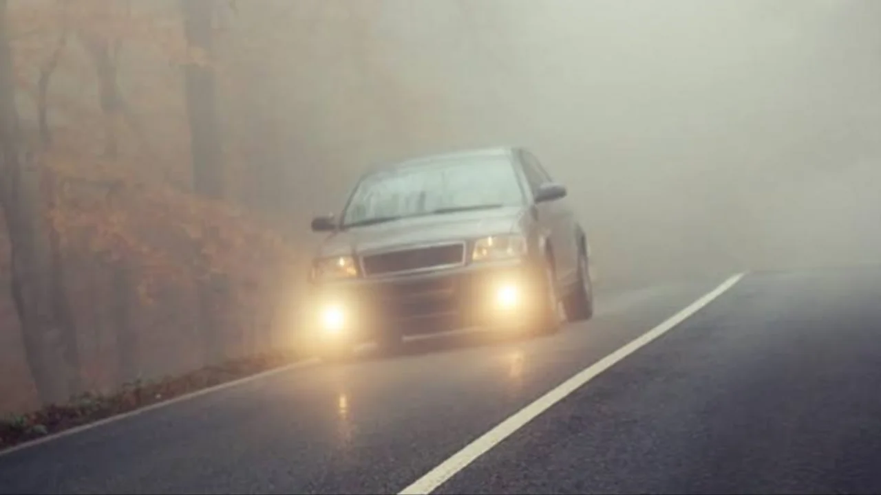 Cómo activar las luces para niebla y lluvia en un auto