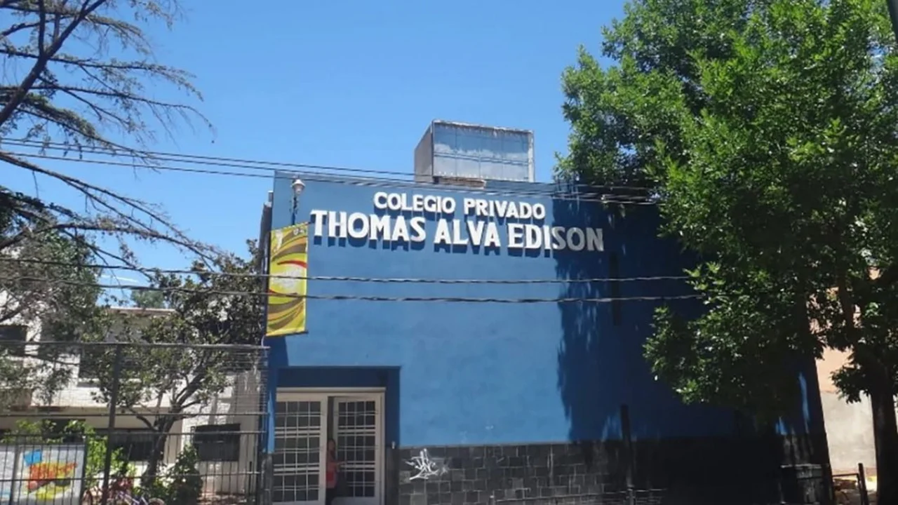 Alumnos de otro colegio fueron denunciados por alterar imágenes de compañeras con IA: los dos casos nuevos