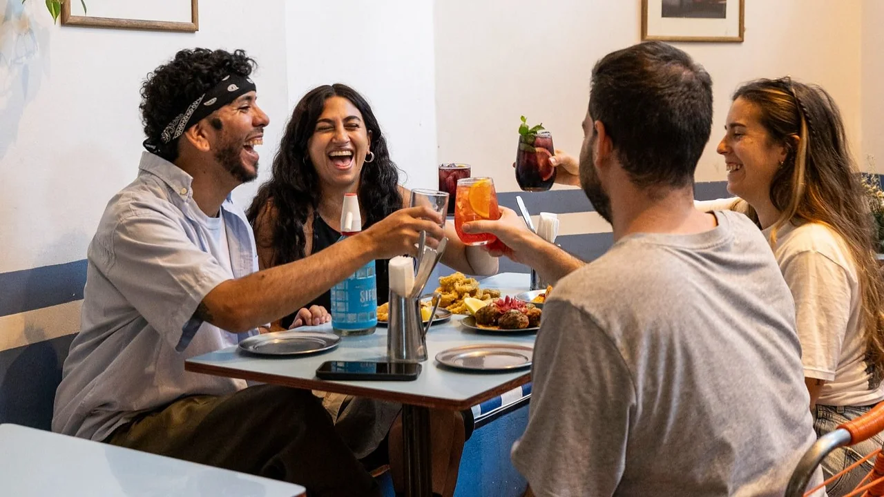 Dónde comer sobre la avenida Corrientes: el nuevo espacio en Paseo La Plaza que combina soda, tragos y platos de autor