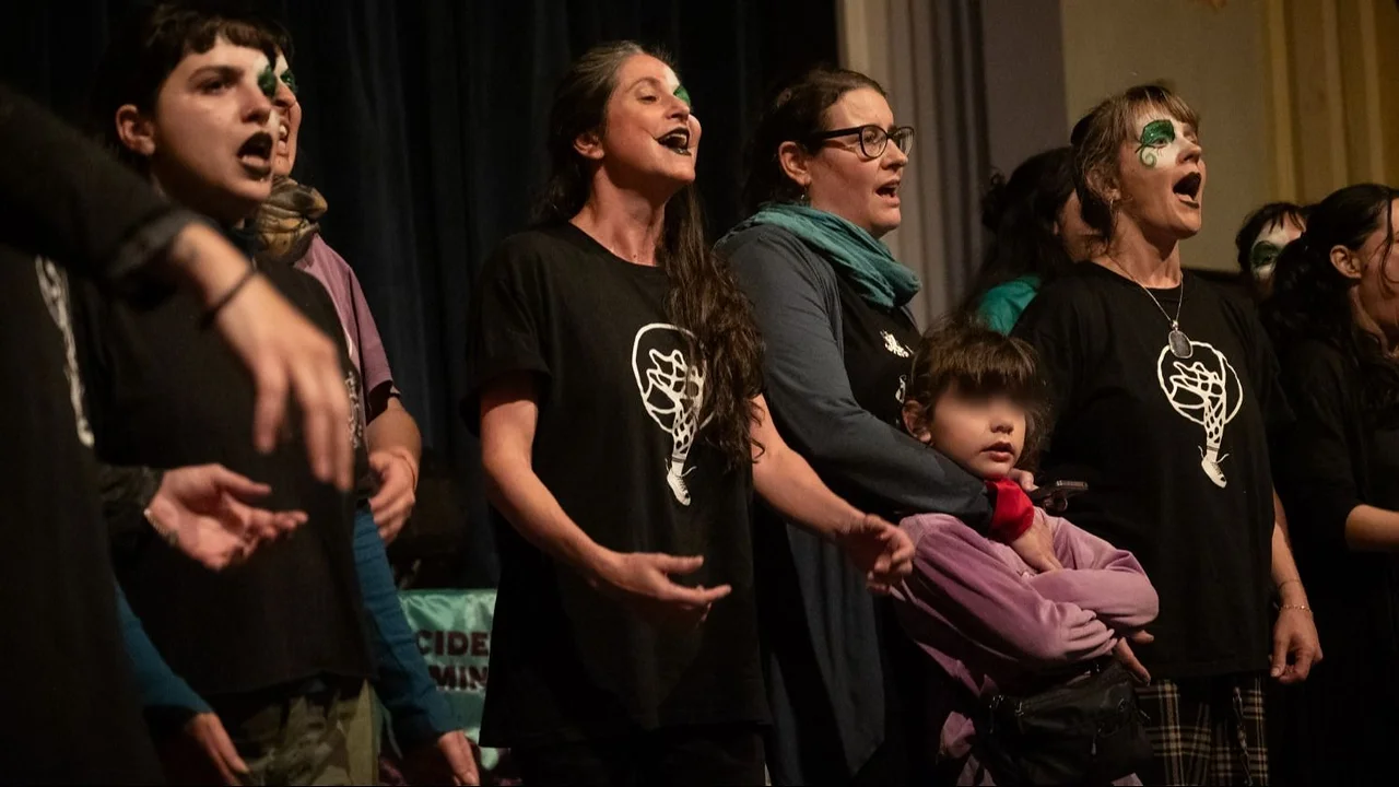 “La derecha nunca tuvo quien le cante”: 'Cancionero feminista', el grupo artístico que hace frente a la crueldad de Javier Milei con música