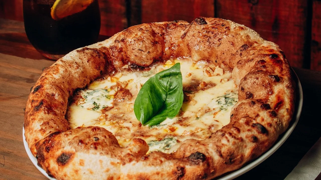 Pizza con queso azul